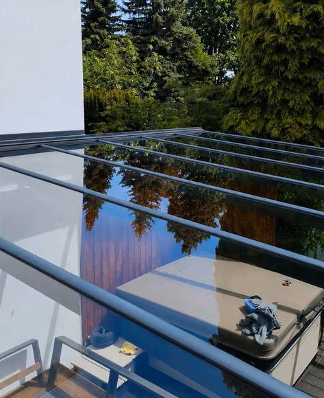 Terrassendach nach der Reinigung – kristallklar